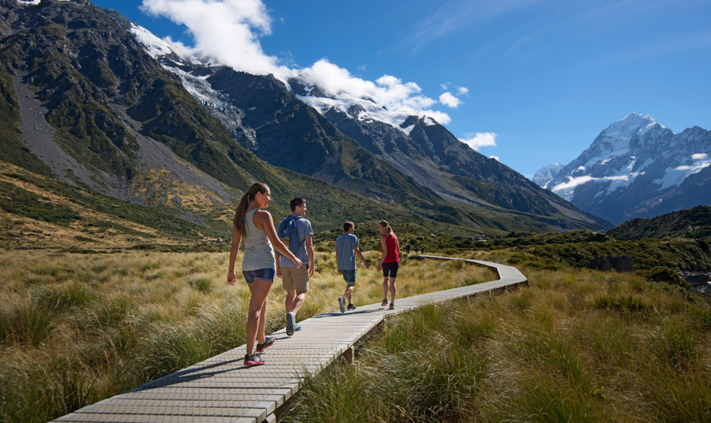 1250x745_New_Zealand_South_Island_Mount_Cook_friends_hike
